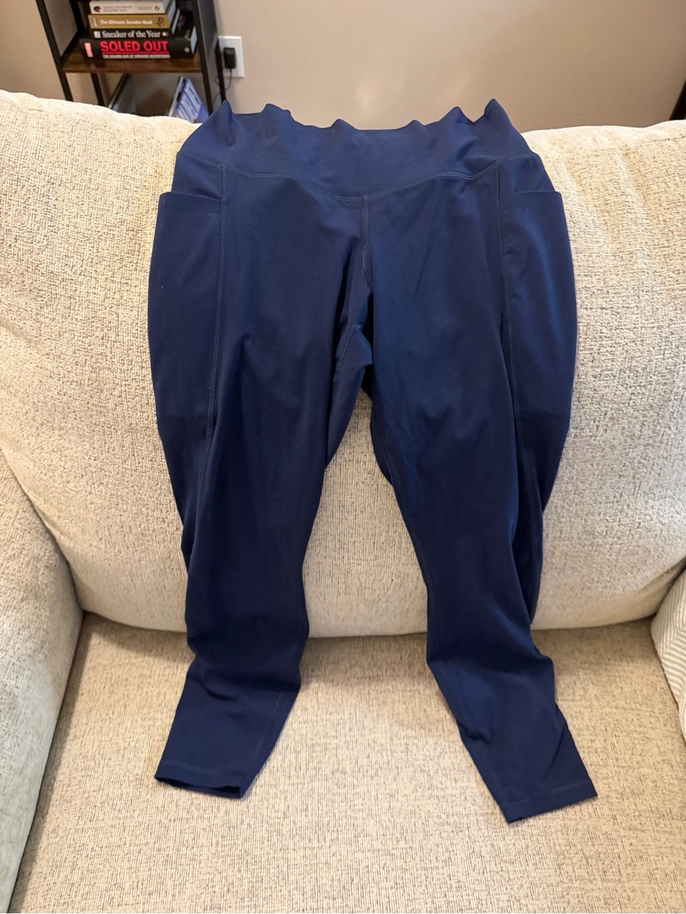 Navy blue high-waisted ankle leggings in size M #activewear #athleisure